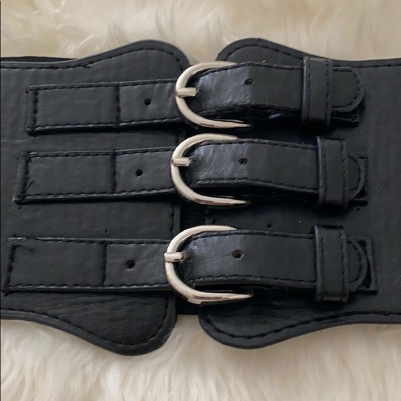 Bebe high waist 3 buckle belt - Picture 3 of 11